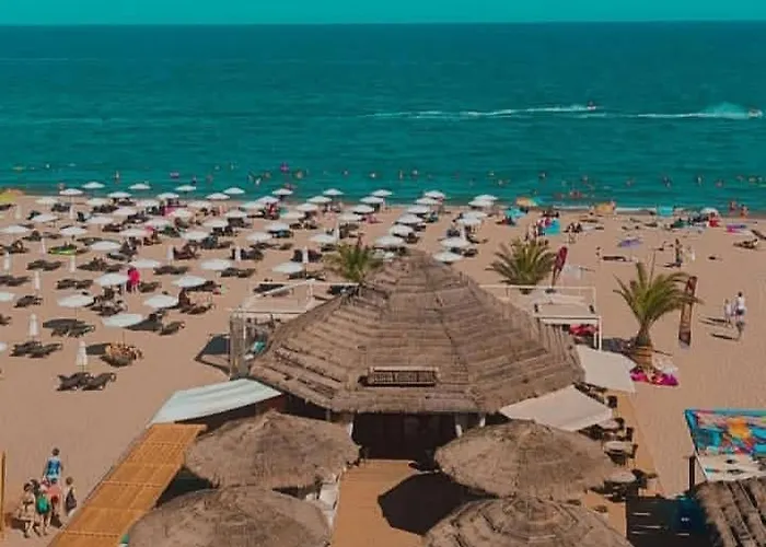 Seafront Luxury With Panoramic Sea View, Sunny 公寓 *